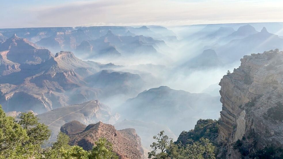 Rauch von Waldbränden liegt über dem Grand Canyon Nationalpark im Norden Arizonas. Foto: Joelle Baird/National Park Service/dpa