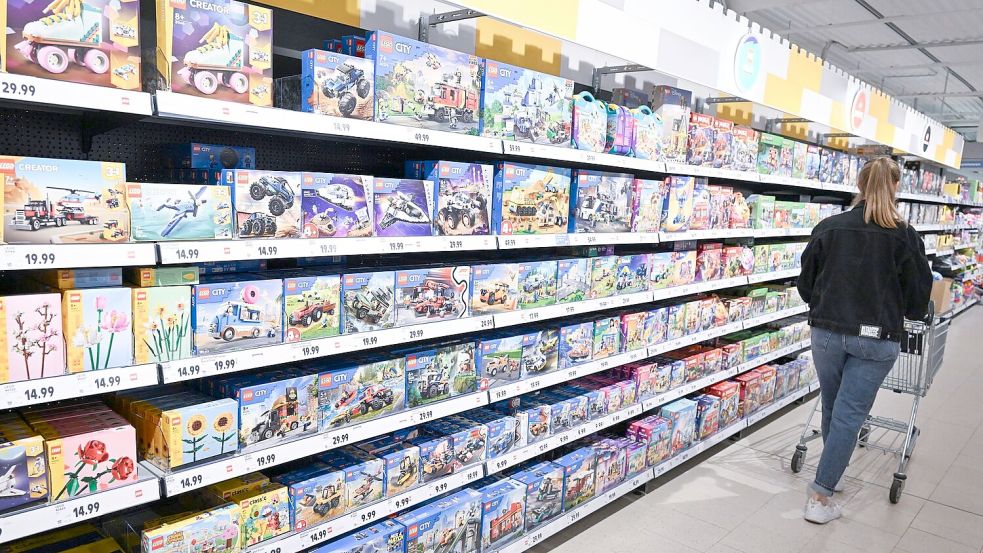 Lebensmittel sind das Hauptgeschäft von Discountern und Supermärkten. Mittlerweile haben sie aber deutlich mehr im Sortiment. (Archivbild) Foto: Bernd Weißbrod/dpa