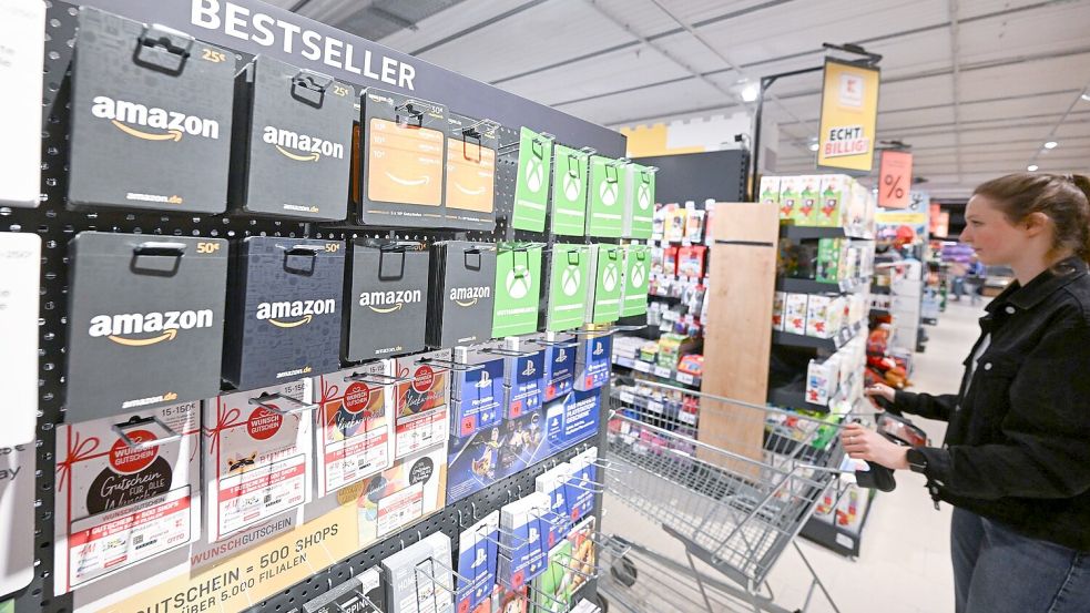 Geschenkkarten finden sich ebenfalls in vielen Geschäften. (Archivbild) Foto: Bernd Weißbrod/dpa