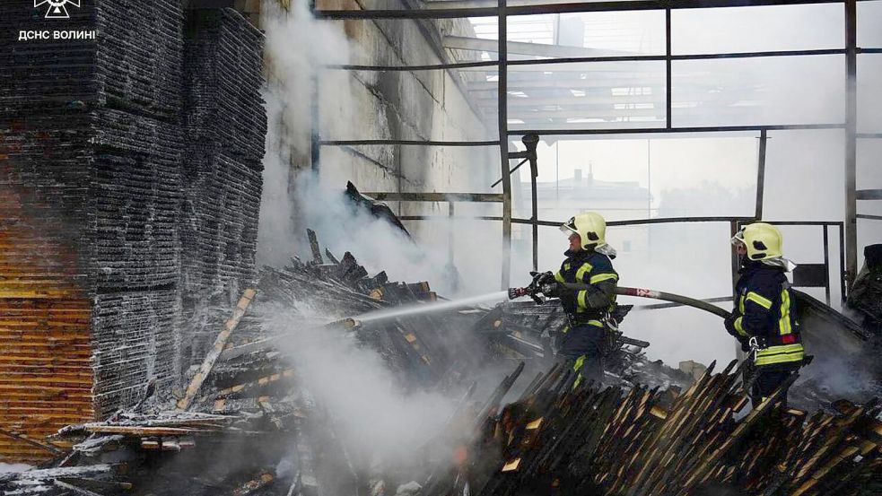 Erneut wurde die westliche Region Wolhynien angegriffen. (Archivfoto) Foto: Uncredited/Ukrainian Emergency Service/AP/dpa