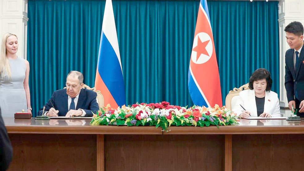 Der russische Außenminister Sergej Lawrow besucht die nordkoreanische Küstenstadt Wonsan, wo er unter anderem Gespräche mit seiner Amtskollegin Choe Son Hui geführt hat. Foto: Uncredited/Russian Foreign Ministry Press Service/AP/dpa