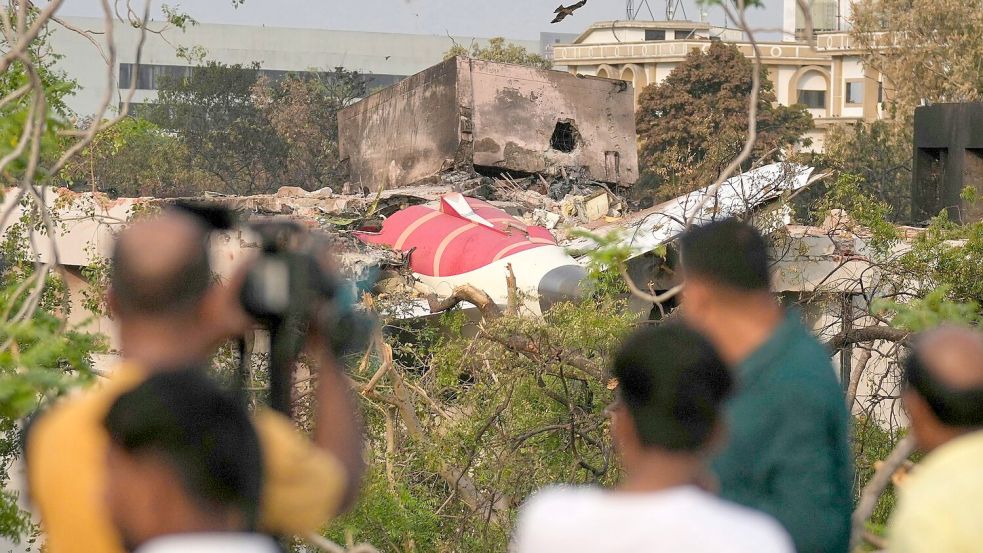 Das Flugzeug war kurz nach dem Start in ein Wohngebiet gestürzt. (Archivbild) Foto: Rafiq Maqbool/AP/dpa