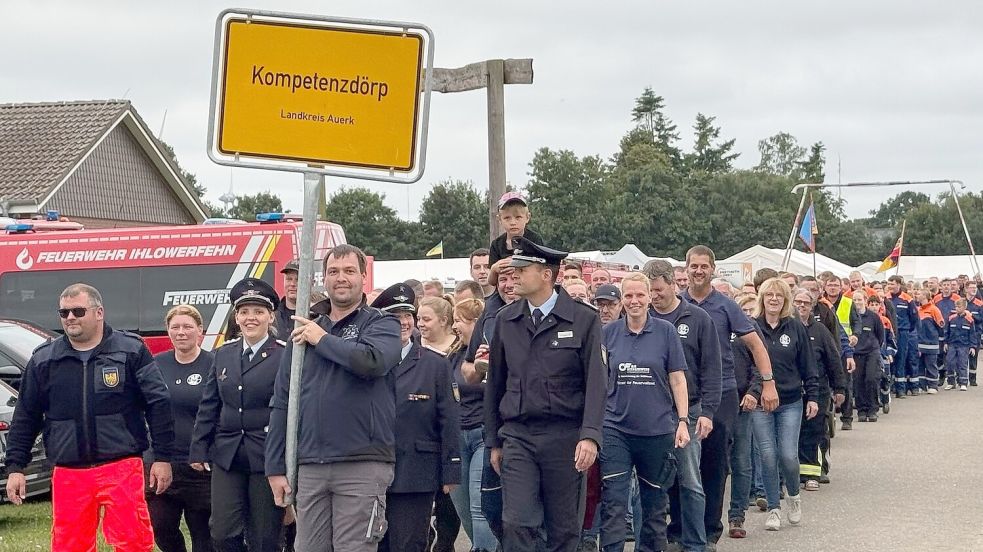 In einem langen Tross mit mehr als 600 Jugendlichen und Betreuern zogen die Teilnehmer aus dem Kreis Aurich zur Siegerehrung. Auf einem eigens gefertigten Schild stellten sie zugleich klar, bei wem aus ihrer Sicht die Kompetenzen im Zeltlager lagen. Foto: Holger Janssen