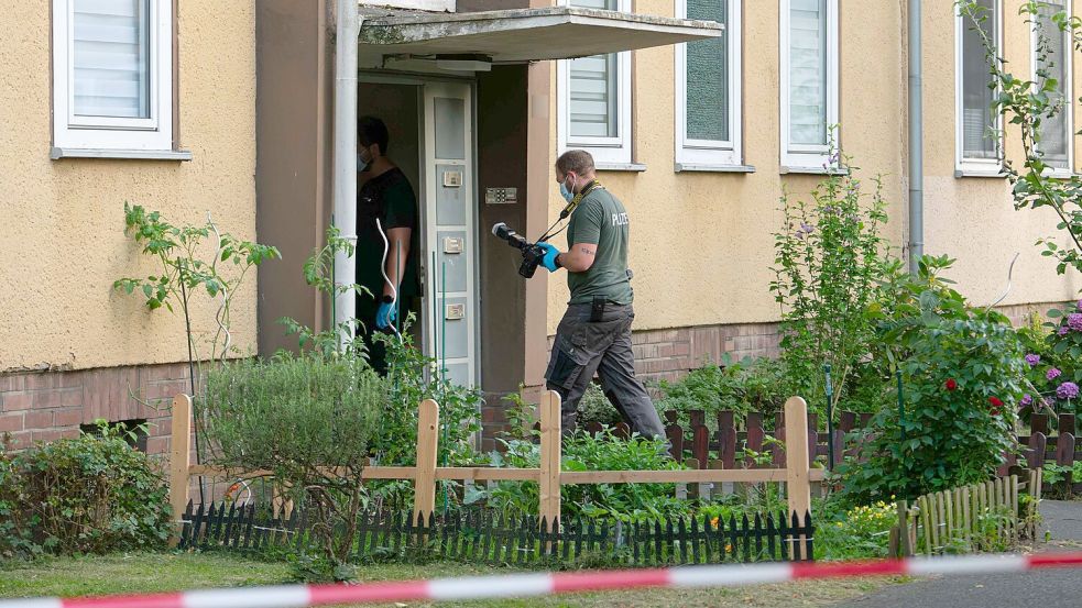Die Polizei Dormagen fand am Freitagnachmittag in einer Wohnung eine 37-jährige Tote. Foto: Vincent Kempf/dpa