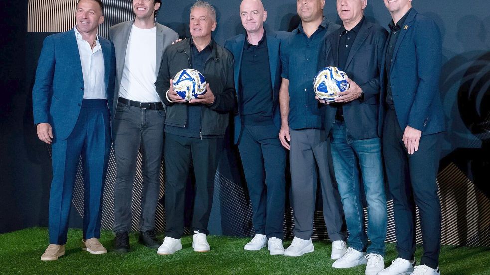 FIFA-Präsident Ginnani Infantino (M) im Trump Tower mit Spielerlegenden wie dem Brasilianer Ronaldo (rechts neben ihm). Foto: Sven Hoppe/dpa