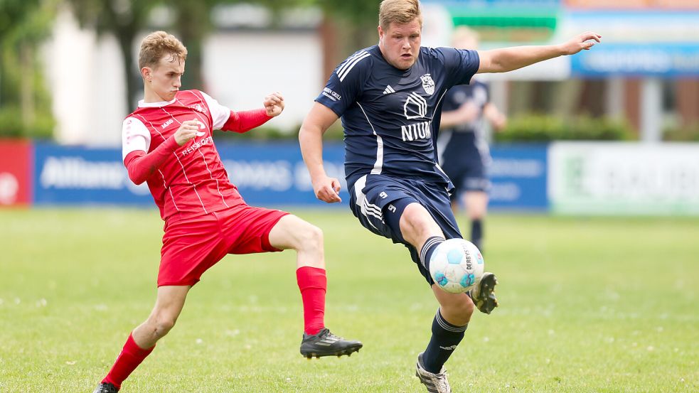 Lars Hinrichs (rechts) erzielte das 1:0-Führungstor für den SV Hage gegen Süderneuland. Archivfoto: Jens Doden, Emden