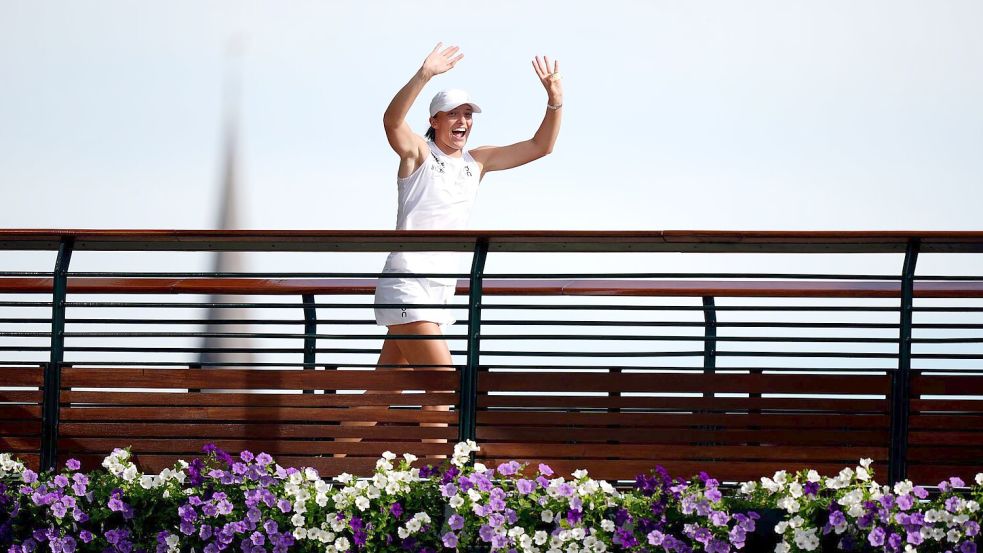 Iga Swiatek lässt sich von den Fans auf einer Brücke vom Centre Court in Wimbledon feiern. Foto: Ben Whitley/PA Wire/dpa
