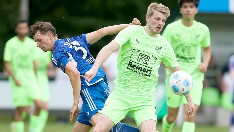 Steffen Busemann (Mitte, hier im Testspiel gegen Kickers Emden) erzielte das zwischenzeitliche 2:0 für Firrel gegen Delmenhorst. Archivfoto: Jens Doden, Emden