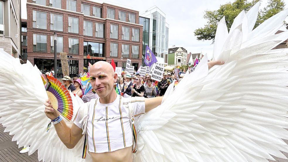 Unter dem Motto „Nie wieder still – Leer bleibt bunt!“ setzen die Demonstrationsteilnehmenden an diesem Samstag ein Zeichen für Sichtbarkeit und Akzeptanz der queeren Community. Foto: Vera Vogt