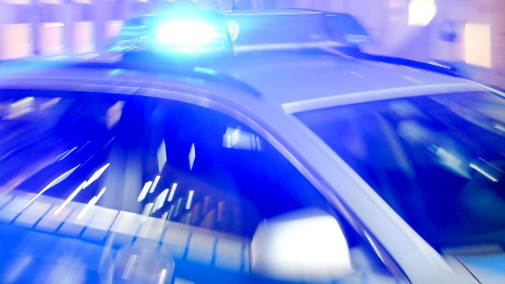 Die Polizei sucht nach einer Schießerei den Täter. Ein 18-Jähriger wurde angeschossen. Foto: Carsten Rehder/dpa