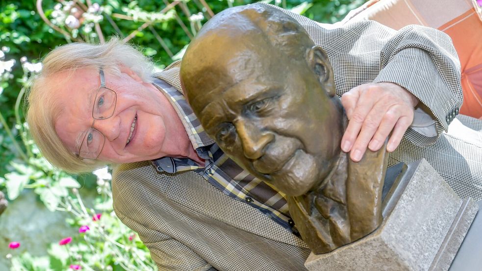 Hans Michaelis aus Leer ist Besitzer der Büste von DDR-Staatschef Walter Ulbricht. Er will sie allerdings abgeben. Foto: Klaus Ortgies