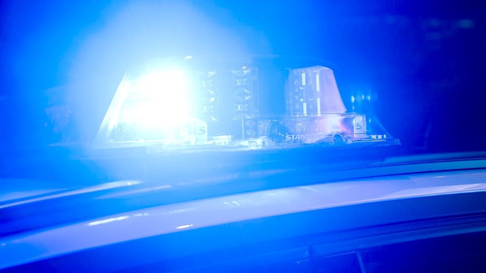 Eine Frau starb, zwei Menschen wurden verletzt. (Symbolbild) Foto: Julian Stratenschulte/dpa