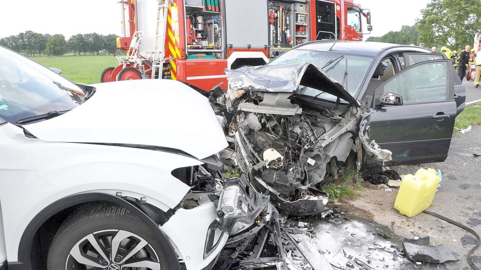 Am Samstagabend hat es einen Unfall in Moormerland gegeben. Unter anderem sind zwei Autos frontal zusammengetsoßen. Foto: Bodo Wolters