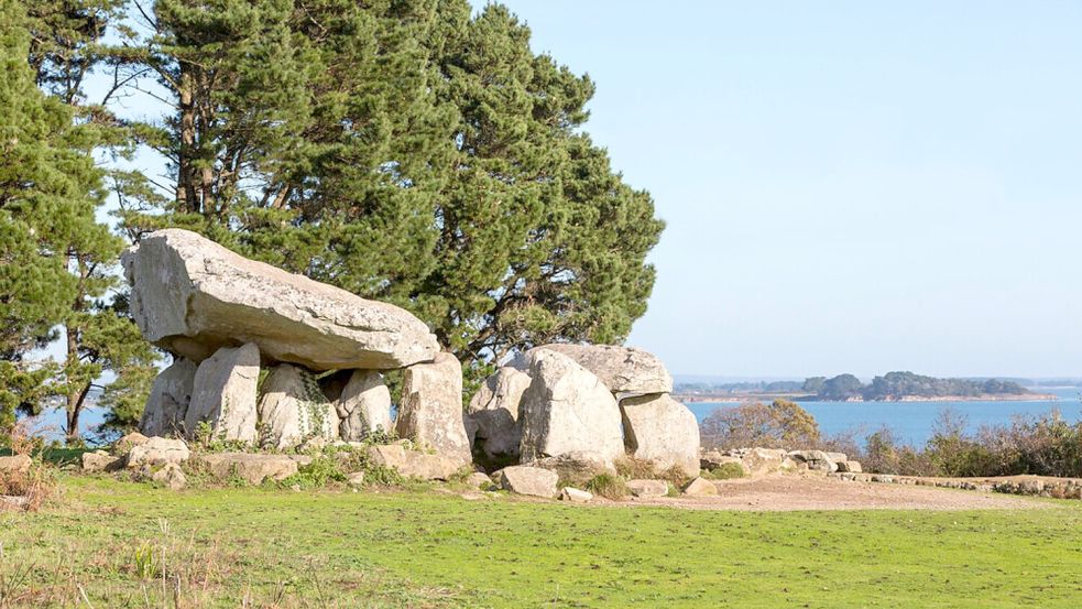 An der Atlantikküste gibt es wichtige Zeugnisse megalithischer Monumentalarchitektur. (Archivbild) Foto: Fanch Galivel/Paysages De Mégal/Unesco/dpa