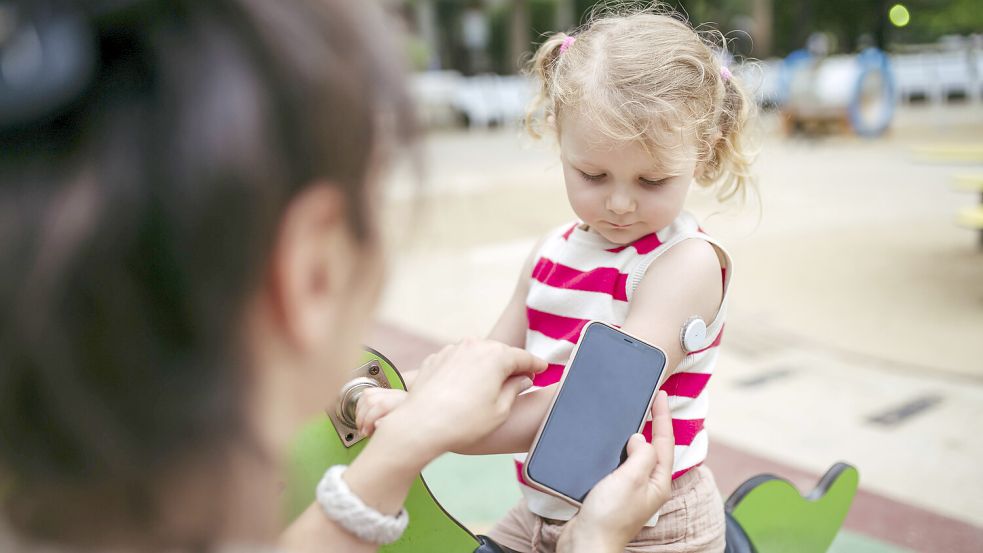 Weniger sozial, emotionale Probleme: Starren Eltern ständig aufs Smartphone, leiden ihre Kinder darunter in ihrer Entwicklung. Foto: imago images/Westend61