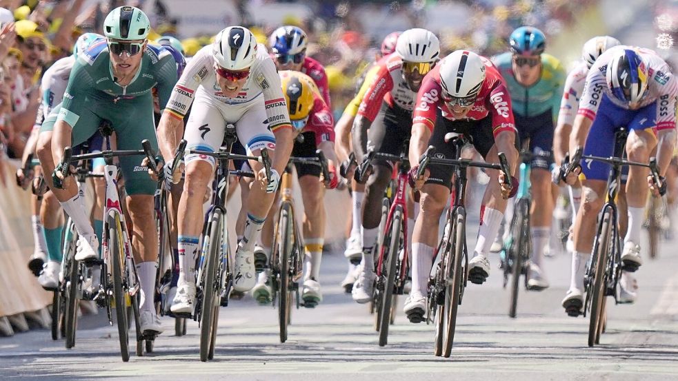 Die Radprofis im Massensprint auf der neunten Etappe. Foto: Thibault Camus/AP/dpa