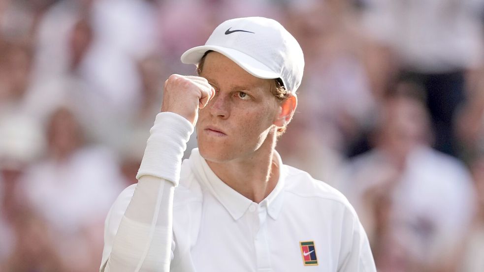 Jannik Sinner feiert seinen ersten Wimbledon-Triumph. Foto: Kirsty Wigglesworth/AP/dpa