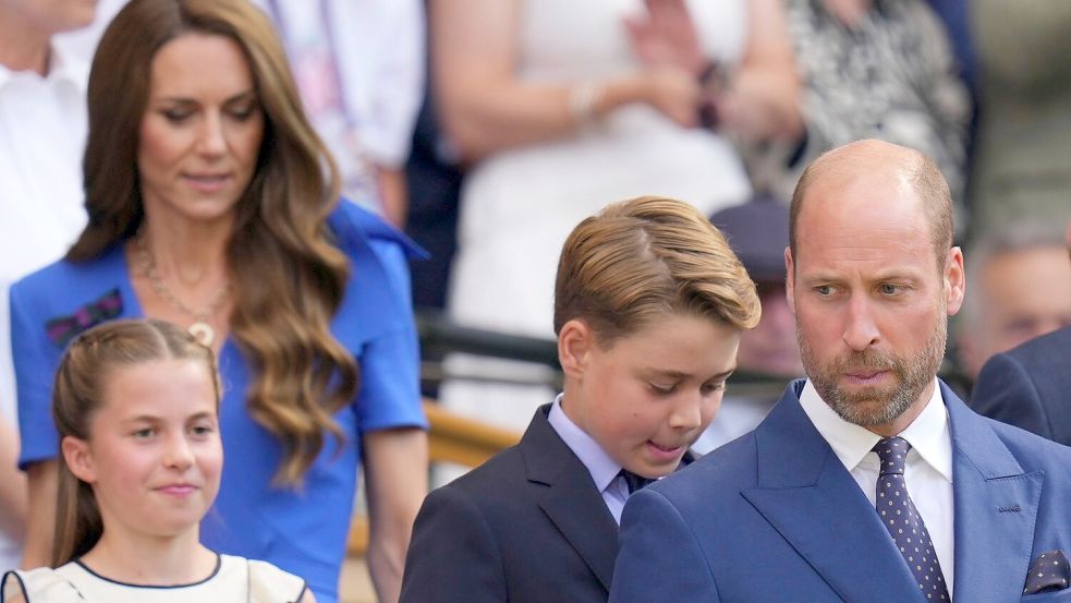 Prinz William und Prinzessin Kate verfolgen das Finale mit ihren Kindern George und Charlotte aus der Royal Box. Foto: Kirsty Wigglesworth/AP/dpa