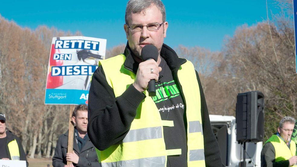Der Gründer von Zentrum, Oliver Hilburger, auf einer AfD-Demo 2019. Sein Ziel: Den DGB-Gewerkschaften von rechts das Wasser abgraben. Foto: IMAGO / Oliver Willikonsky