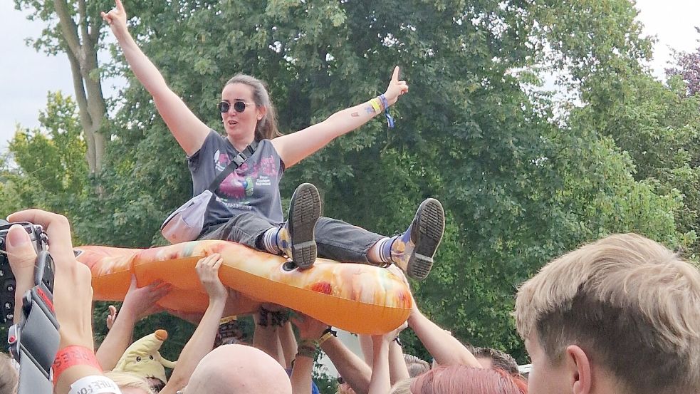 Die Menschen wurden von der Menge nach vorne durchgegeben. Foto: Wiebke Rose