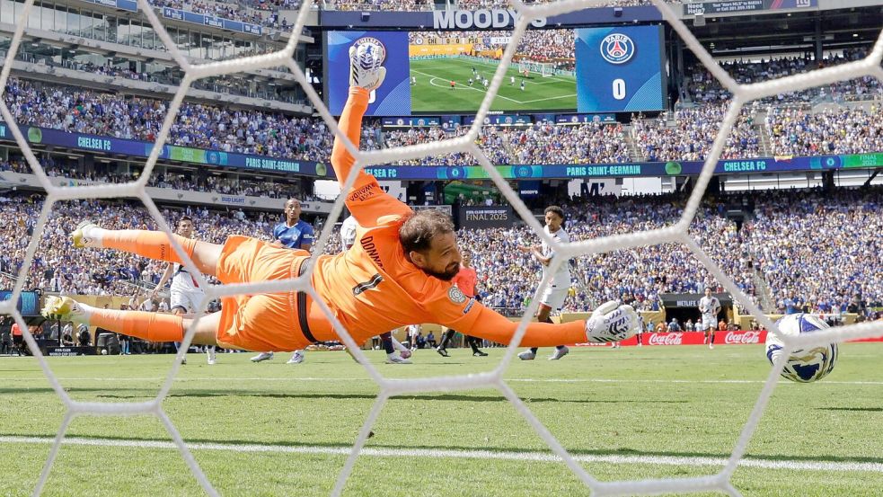 PSG-Torwart Gianluigi Donnarumma kommt nicht ran an den platzierten Schuss von Cole Palmer. Foto: Adam Hunger/AP/dpa
