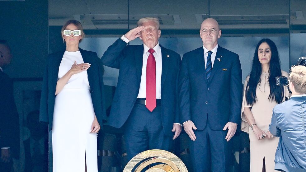 US-Präsident Donald Trump und First Lady Melania Trump beim Abspielen der Nationalhymne vor dem Finale. Rechts FIFA-Präsident Gianni Infantino. Foto: Sven Hoppe/dpa