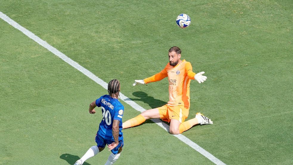 Chelsea-Stürmer João Pedro lupft den Ball über PSG-Torwart Gianluigi Donnarumma hinweg zum 3:0 ins Tor. Foto: Pamela Smith/AP/dpa