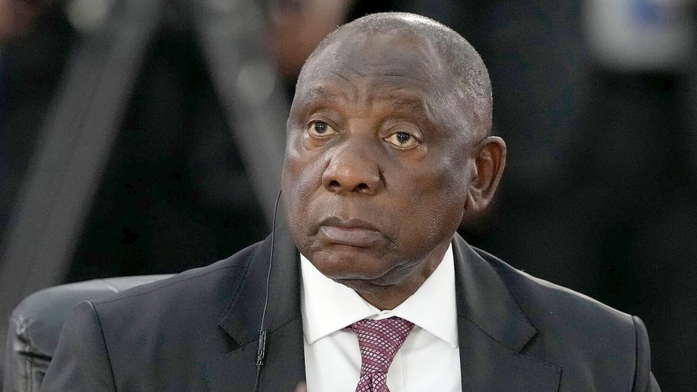 Ramaphosa richtet eine Kommission ein, die die Vorwürfe gegen den Polizeiminister untersuchen soll. Foto: Eraldo Peres/AP/dpa