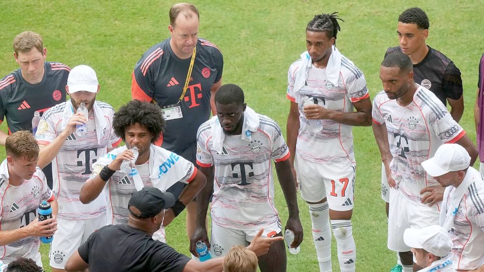 Bei der Club-WM - hier zu sehen Spieler des FC Bayern - gab es immer wieder Trinkpausen zur Erholung. Foto: Marta Lavandier/AP/dpa
