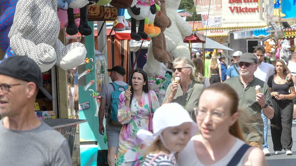 Viele Besucher strömen tagsüber wieder über den Jahrmarkt. Mehr als 70 Fahrgeschäfte und Buden werden aufgebaut. Foto: Wagenaar