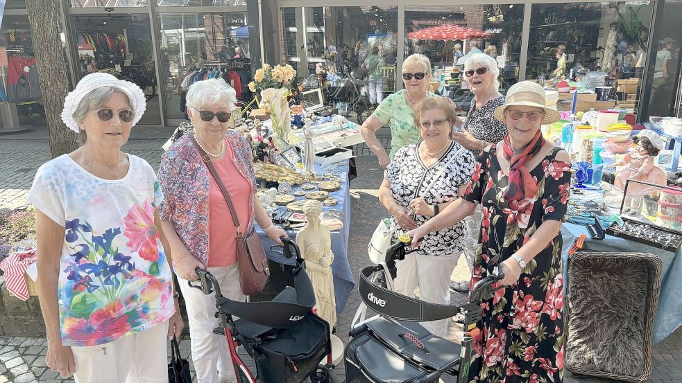 Flohmarkt-Schnappschuss: Diese gut gelaunte Frauen-Gruppe schlenderte im vergangenen Jahr gemütlich durch die Faldernstraße. Foto: Weiden