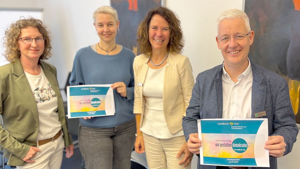 Ein Bündnis im Landkreis Leer will aktiv für Demokratie und gutes Miteinander werben. Es wurde vorgestellt durch (von links) Marion Roeden (Kreislandfrauen), Marion Weber (Volkshochschule Leer), Monika Fricke (Ehrenamtsagentur) und Landrat Matthias Groote. Foto: Karin Lüppen