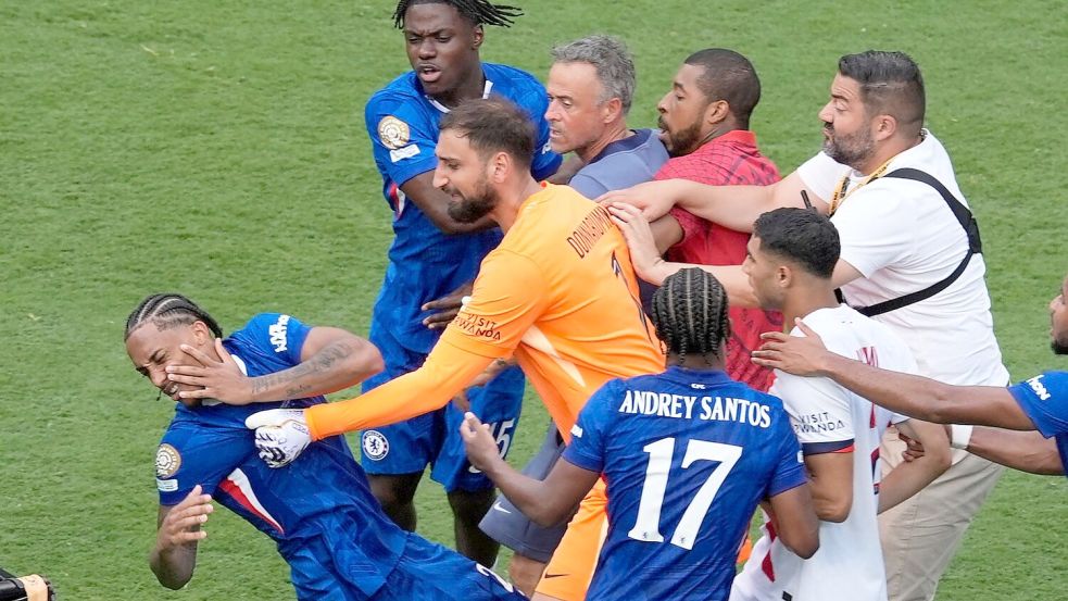Wilde Szenen nach dem Schlusspfiff mit PSG-Torwart Gianluigi Donnarumma (in Orange). Daneben mittendrin, Trainer Luis Enrique. Foto: Pamela Smith/ AP/dpa