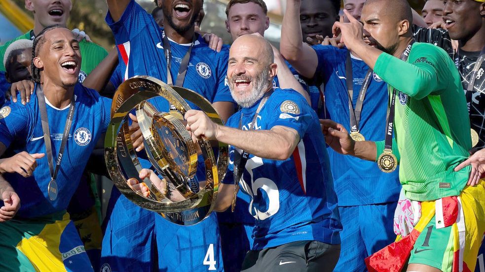 Chelsea-Trainer Enzo Maresca (M) jubelt mit der WM-Trophäe. Der Italiener coachte PSG-Trainer Luis Enrique im Finale aus. Foto: Sven Hoppe/dpa