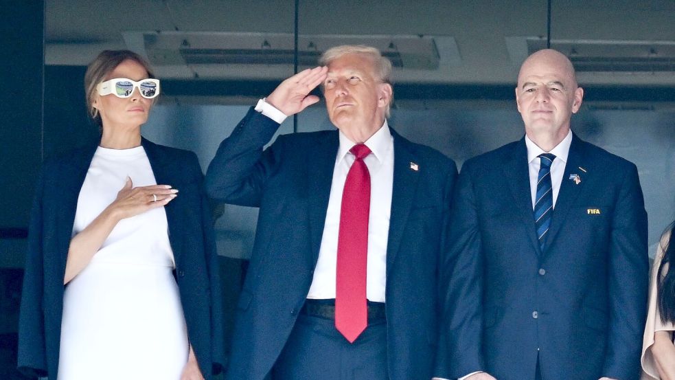 Trump. First Lady Melania und FIFA-Präsident Gianni Infantino beim Abspielen der amerikanischen Nationalhymne vor dem Anpfiff. Foto: Sven Hoppe/dpa