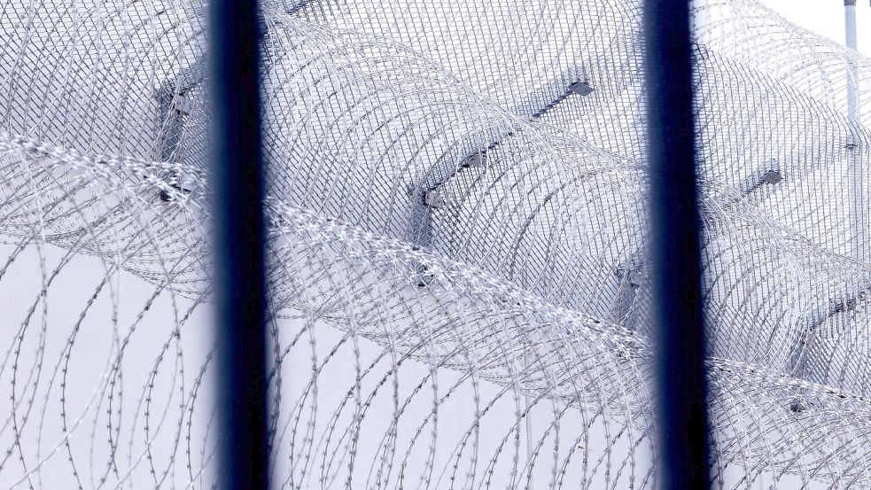 Ein in der Tasche eines Mitgefangenen geflohener Häftling in Frankreich ist wieder hinter Gittern. (Archivbild) Foto: David Young/dpa