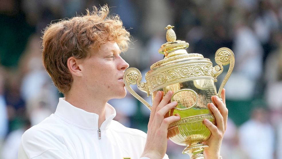Jannik Sinner feiert seinen ersten Wimbledon-Triumph. Foto: Kirsty Wigglesworth/AP/dpa