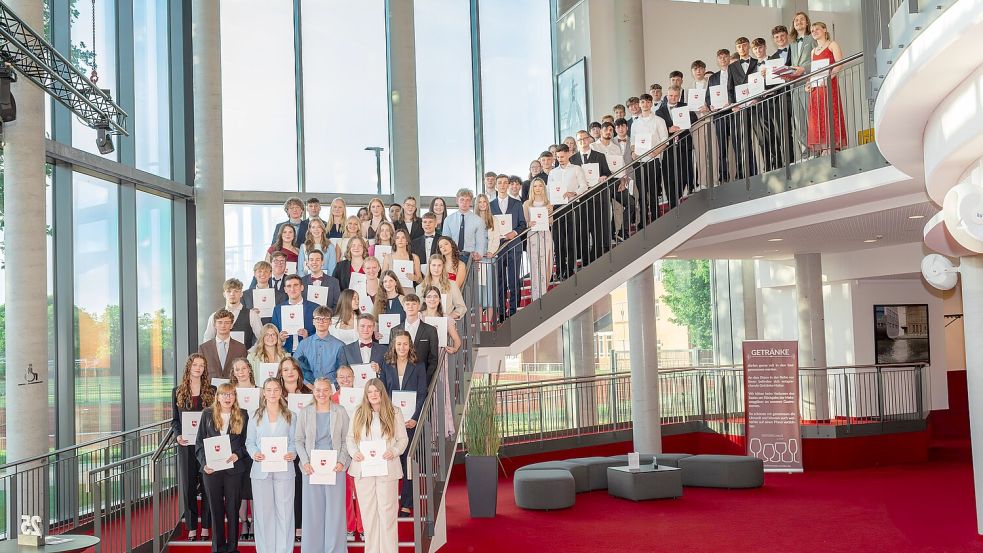 Zu einem Erinnerungsfoto stellten sich die Abiturienten auf der Treppen in ihrer Schule auf. Foto: Ihler