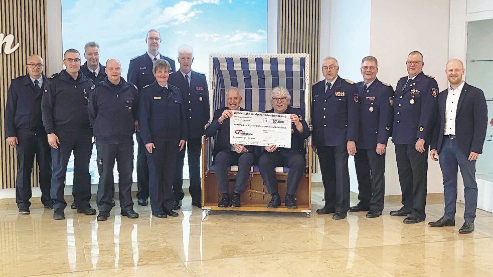 Das Foto zeigt Vertreter der Brandkasse mit Führungskräften der ostfriesischen Feuerwehren bei der Scheckübergabe. Foto: privat