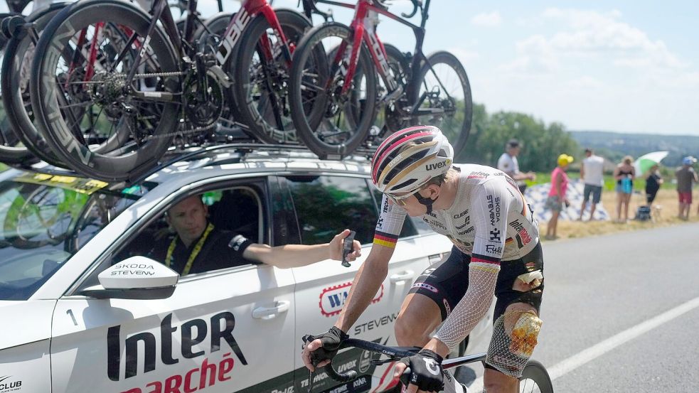 Für Georg Zimmermann ist die Tour nach seinem heftigen Sturz beendet. Foto: Mosa’ab Elshamy/AP/dpa