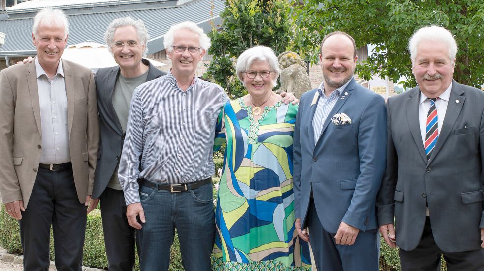 Sie freuten sich beim Schlusskonzert auf dem Polderhof Bunderhee über eine erfolgreiche Festivalsaison: Thomas Weiss, Vorstandsvorsitzender der Ostfriesischen Landschaftlichen Brandkasse (von links), Matthias Kirschnereit, künstlerischer Leiter der Gezeitenkonzerte, Dr. Jan Amelsbarg, Wirtschaftsbeauftragter der Gezeitenkonzerte, Heide Fritzsche, 1. Vorsitzende des Freundeskreises der Gezeitenkonzerte, Raoul-Philip Schmidt, organisatorischer Festivalleiter, sowie Landschaftspräsident Rico Mecklenburg. Foto: Ostfriesische Landschaft