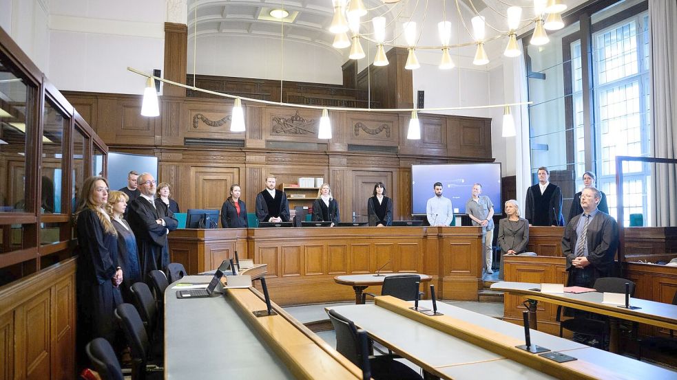 Die Prozessbeteiligten im Gerichtssaal 700 des Kriminalgerichts Moabit. Foto: Bernd von Jutrczenka/dpa