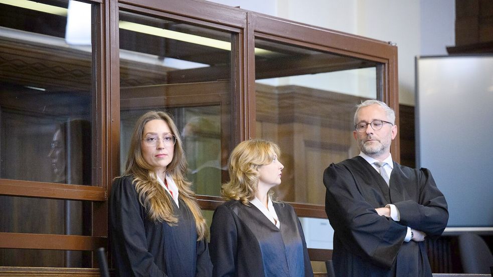 Die Rechtsanwälte des angeklagten Palliativmediziners. Foto: Bernd von Jutrczenka/dpa