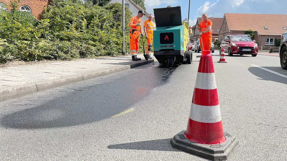An diesem Montag, 14. Juli, war eine Straßenbaukolonne des Landkreises Leer in Ihrhove unterwegs und hat die Fahrbahn saniert. Foto: David Ammermann