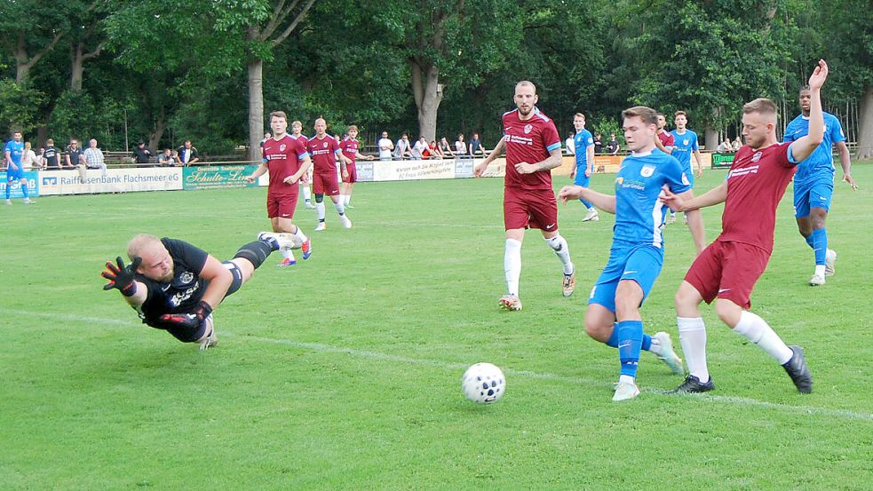 Der Papenburger Jörn Grosch erzielt in dieser Szene das 1:0 gegen die WOL-Auswahl. Fotos: Marco Reemts