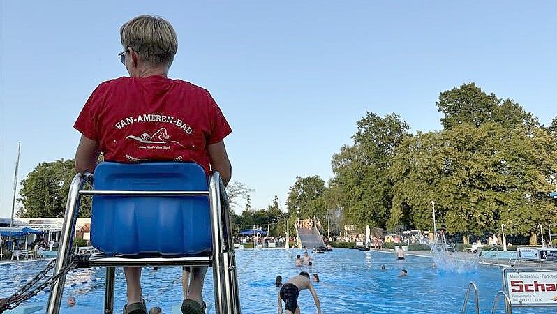 Im Van-Ameren-Bad gibt es im August viermal Mitternachtsschwimmen. Foto: Stephanie Schuurman/Archiv