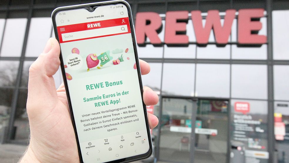 Rewe stellt auf ein digitales Treueprogramm um – die Klebepunkte werden abgeschafft. Foto: IMAGO/Hanno Bode