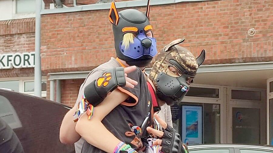 Erzählen ihre bösen Emden-Erlebnisse nun überall weiter: „Panda“ und sein Verlobter aus Hamburg, hier beim CSD in Leer. Foto: privat