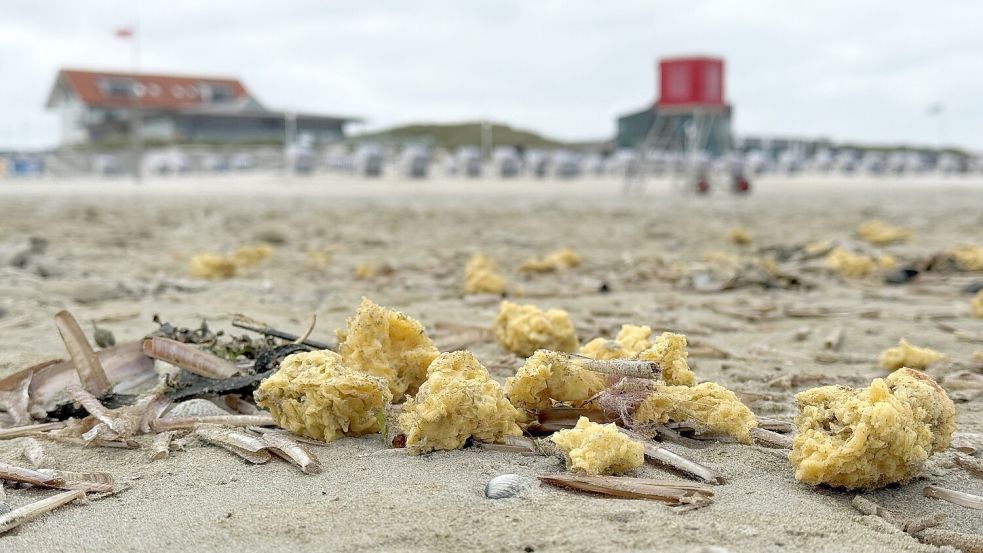 Dass an den Inselstränden Paraffin angespült wird, kommt häufiger vor. Das Foto entstand im Mai 2025 am Nordstrand von Norderney. Foto: Volker Bartels/dpa