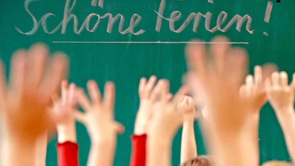 In der Debatte um die seit Jahren bestehende Ferien-Sonderregel für Bayern und Baden-Württemberg haben sich mehrere Bundesländer der Kritik aus NRW angeschlossen. Foto: Matthias Bein/dpa